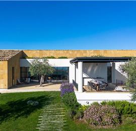 4 bedroom villa with pool near Noto, sleeps 8